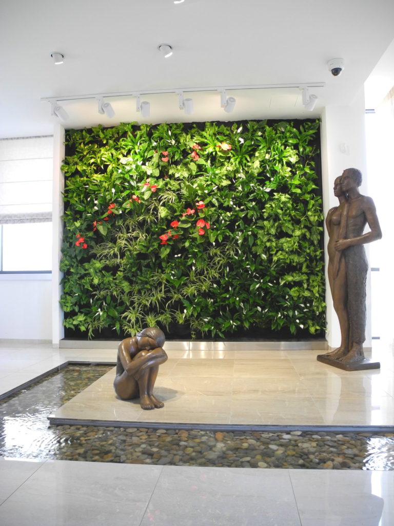 Příklad realizace vertikální zelené stěny v budově s uměním