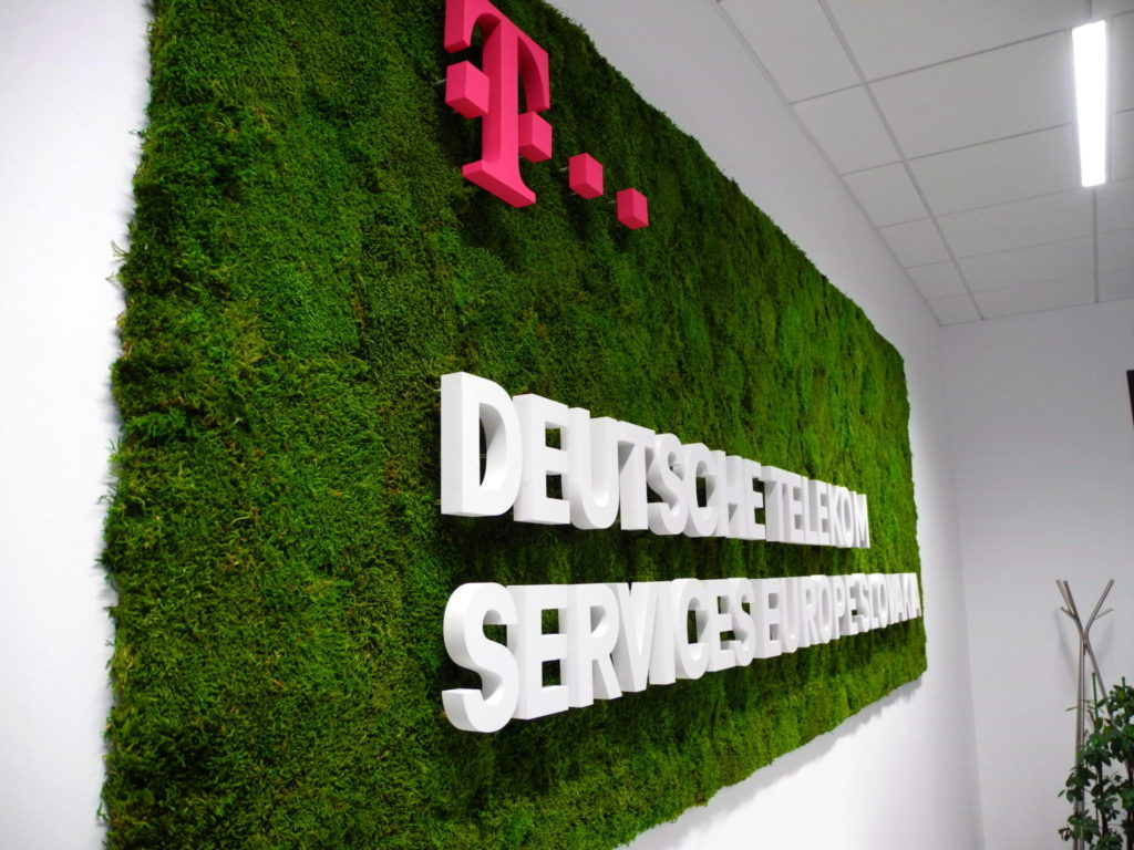 Velký plošný mechový obraz realizovaný firmou Greenvia