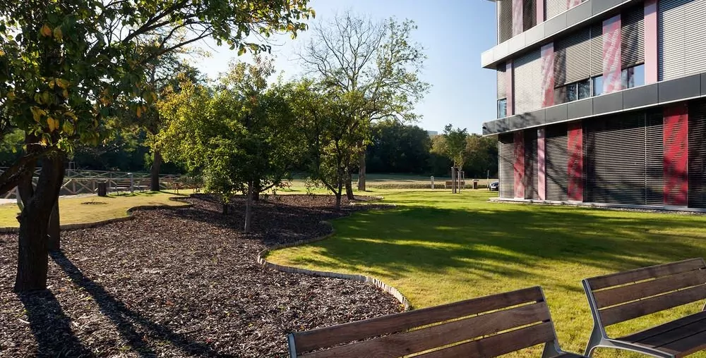 Společnost Greenvia vytváří návrhy zahrad - třeba prostranství kolem obchodních budov